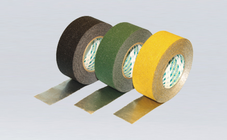 日本菊水樓梯臺階用鋁箔防滑膠帶,有黑綠黃三色,鋁箔基材涂覆防滑砂面,用于室內(nèi)外臺階,公共場所地面,浴室地面防滑